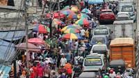 Para PKL menggelar dagangannya di trotoar kawasan Pasar Tanah Abang.