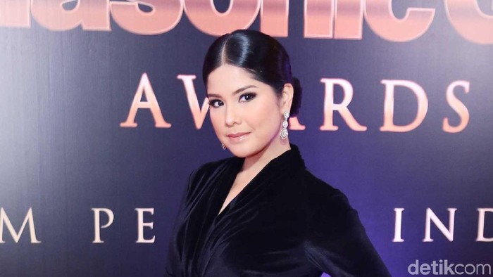 Annisa Pohan tampil anggun di acara Panasonic Gobel Awards 2017. Cantiknya nggak luntur-luntur.
