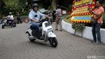 Gaya Anies Kendarai Motor Listrik di Balai Kota