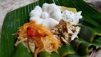 Nasi liwet khas Solo juga terkenal di luar negeri. Nasi gurih diberi lauk opor ayam, telur pindang dan sambal goreng labu. Nyamm!