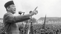 Aku Melihat Indonesia adalah puisi Sukarno yang terkenal. Di puisi itu, presiden pertama Indonesia ini menyebut beberapa destinasi di Indonesia seperti Pantai Ngliyep, Gunung Merapi, Gunung Semeru, Gunung Merbabu, Gunung Tangkuban Perahu, Batak dan Maluku (BBC World)