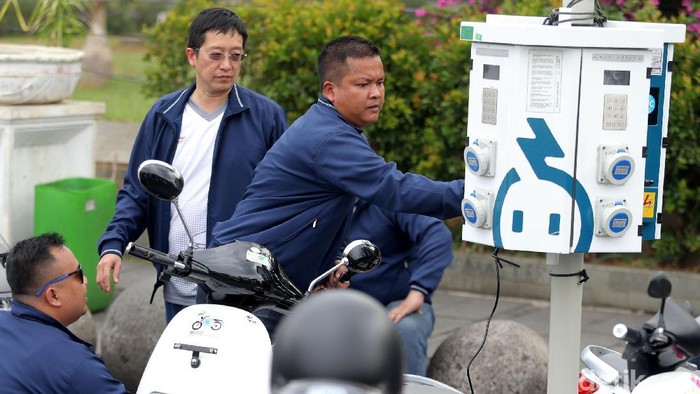 Motor listrik digerakkan menggunakan baterai. Begini cara mengisi baterai pada motor listrik.