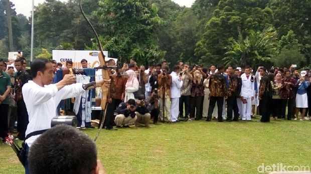   Saat Jokowi Tantang dan Ajari Anak Muda Memanah di Istana Bogor