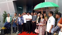 Menteri Koordinator Kemaritiman Luhut Panjaitan ikut menyambut kedatangan para penumpang.