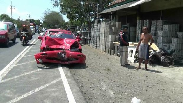 Tabrakan terjadi sangat keras