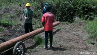Pengangkutan material listrik untuk desa-desa yang tersebar di Kecamatan Pelangiran, Indragiri Hilir. Pool/PLN Wilayah Riau dan Kepri.