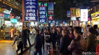 Selepas menikmati keindahan arsitektur Masjid Xian, traveler bisa kembali lagi ke Pasar Hoa Cue yang sangat ramai (Elvan/detikTravel)