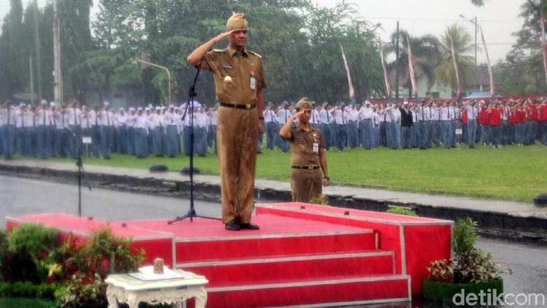 Ganjar Basah Kuyup Pimpin Upacara Sumpah Pemuda di Cilacap