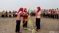 Puluhan peserta upacara kompak mengenakan pakaian batik.