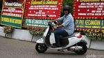 Gaya Anies Kendarai Motor Listrik di Balai Kota