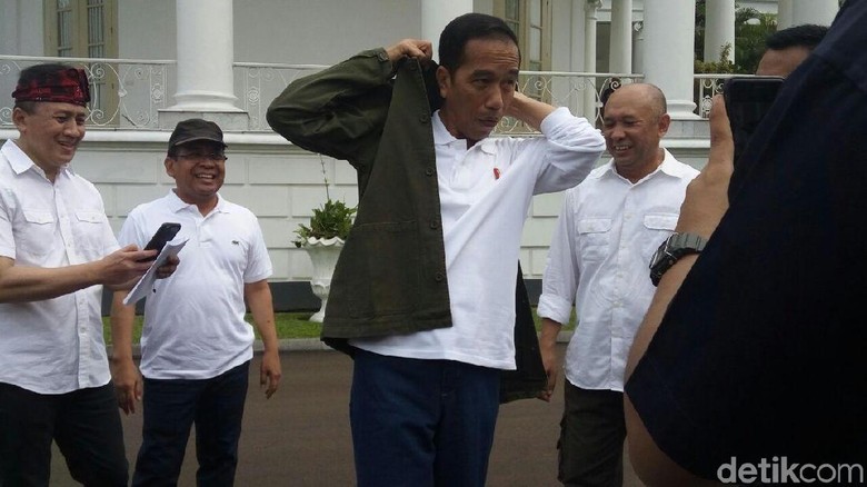 Foto Gaya Stylish Jokowi Berkacamata Hitam dan Pakai Jaket