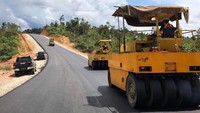 Kementerian PUPR terus memacu pembangunan jalan perbatasan Kalimantan yang terentang dari Kalimantan Barat (850 km), Kalimantan Timur (244 km), hingga Kalimantan Utara (827 km) yang ditargetkan tembus pada tahun 2019. Pool/PUPR.