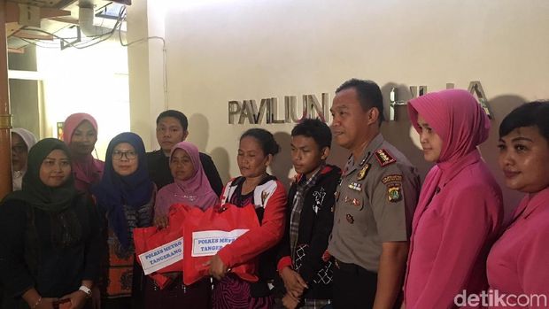  Kapolres Metro Tangerang Kota Kombes Harry Kurniawan menjenguk korban luka akibat ledakan pabrik kembang api di RSUD Kabupaten Tangerang.