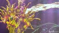 Kalau yang ini traveler bisa melihat sendiri segerombol orang menaiki satu sepeda bersama-sama (Elvan/detikTravel)