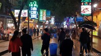 Mereka pun memadati pasar bernama Hoa Cue ini. Pasar tersebut sangat ramai, bahkan saat gerimis pun. Makin malam makin padat (Elvan/detikTravel)