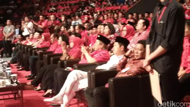 Netty Pakai Baju Merah ke Acara PDIP, Apakah Sinyal Politik?