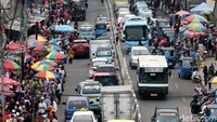 Para PKL tetap berjualan di trotoar meski berkali-kali ditertibkan.