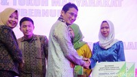 Sandiaga menyerahkan kartu santunan serta beasiswa BPJS Ketenagakerjaan di Jakarta, Sabtu (28/10/2017).