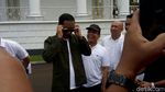 Foto: Gaya Stylish Jokowi Berkacamata Hitam dan Pakai Jaket