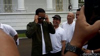 Tak cuma jaket, Jokowi juga menjajal kacamata produksi mereka. 