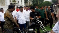 Presiden Jokowi menjajal motor custom Chopperland. Motor ini buatan dari Gentlemans Pact