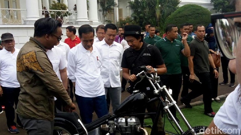 Foto: Aksi Jokowi Tunggangi Motor Custom