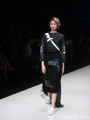 Tenun Baduy dan Kain Denim Menyatu dalam Koleksi Busana Siap Pakai Lekat