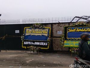 Ada Karangan Bunga dari Kapolda Metro di Depan Pabrik Kembang Api