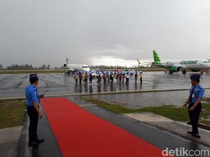 Gelar Karpet Merah, Luhut Sambut Penumpang Rute Singapura-Silangit