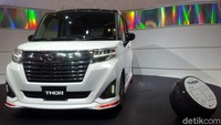 Pada sisi eksterior, tampilan mobil terlihat agresif karena mengadopsi two-tone color pada sisi atap, garis bodi mobil.
