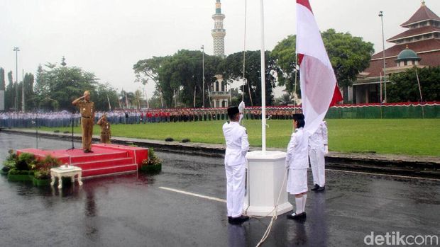 Ganjar Basah Kuyup Pimpin Upacara Sumpah Pemuda di Cilacap