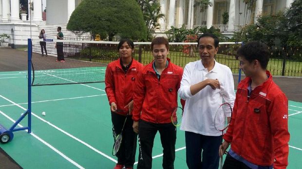 Momen Jokowi Bergaya Anak Muda: Berkacamata Hitam hingga 