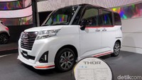Dengan kapasitas mesin 996 cc tiga silinder, serta transmisi CVT, Daihatsu Thor menawarkan kelincahan dan cocok digunakan untuk bermanuver di jalanan perkotaan.