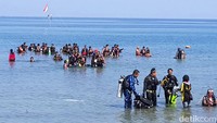 Bendera merah putih dan bendera pramuka berkibar gagah perkasa di permukaan tengah laut pada pukul 08.30 WIB.