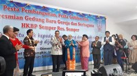 Anggota DPR RI Fraksi PDIP Effendi Simbolon (ketiga dari kiri) turut hadir menemani Anies dalam acara ini. Foto: Cici/detikcom