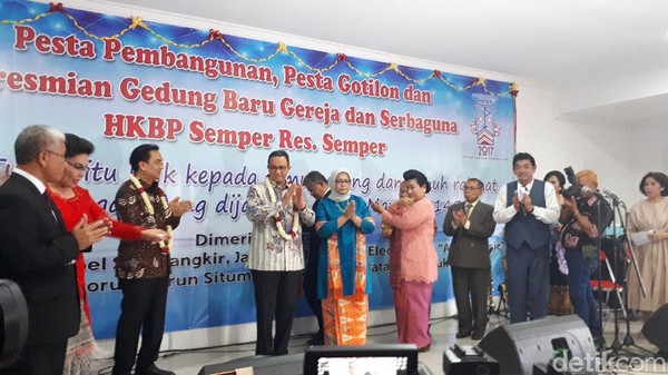 Momen Anies Resmikan Gereja Semper: Nyanyi Hingga Diberi Kain Ulos