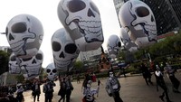 Day of the Dead dirayakan oleh penduduk Mexico City dengan tujuan merayakan kehidupan. Orang-orang diminta tak takut dengan kematian dan tetap menikmati kehidupan. Foto: Edgard Garrido/Reuters