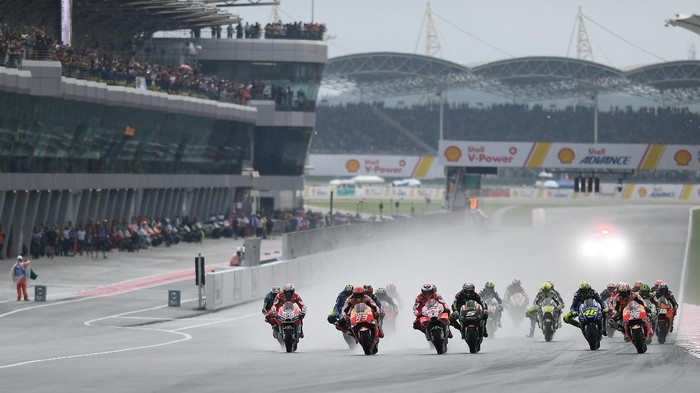 Riders compete during the Malaysia MotoGP at the Sepang International Circuit in Sepang on October 29, 2017.  / AFP PHOTO / MOHD RASFAN