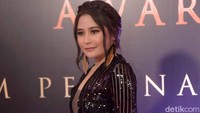 Prilly, image imutnya mungkin susah lepas, tapi setuju dong di foto ini ia tampil anggun dan cantik. Foto: Prilly / Noel