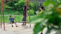 Lokasi tersebut juga terlihat sangat asri dengan banyaknya tanaman hijau.