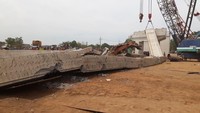 Girden beton yang menopang proyek Tol Pasuruan-Probolinggo, Jawa Timur ambruk,  Minggu (29/10) dan menimpa sebuah truk kontainer, pikap, dan dua motor.
