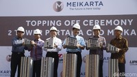Lippo Group melakukan topping off atau pemasangan atap bangunan sebagai tanda berakhirnya proses konstruksi kepada 2 tower di kota baru Meikarta, Cikarang, Jawa Barat. Dua tower ini bernilai Rp 1 triliun.
