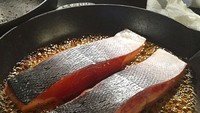 Jangan memasak salmon bolak-balik. Masak bagian dagingnya saja hingga matang. Agar kulitnya renyah, sisian kulit salmon dimasak dengan alat pemanggang. Foto: Istimewa