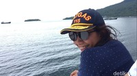 Sosok Menteri Kelautan dan Perikanan, Susi Pudjiastuti, yang beberapa waktu lalu menenggelamkan 17 kapal yang telah divonis melanggar aturan yang berlaku di Indonesia. Lokasi penenggelaman adalah Natuna dan Terempa yang masuk wilayah Kepulauan Riau (Nita Sari/detikTravel)
