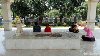 Peziarah berdoa di sekitar makam.