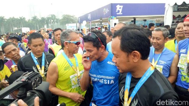 Cuaca Mendung, Sandi Tiba di Garis Finis Jakarta Marathon 2017