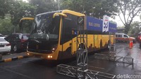 Bus listrik Universitas Indonesia (UI) dipamerkan di Lobby Timur Mal Gandaria City, Jakarta Selatan, Minggu (29/10). Bus dengan warna kuning tersebut tampak sama seperti bus-bus lainnya, hanya saja bahan bakarnya tidak menggunakan minyak (BBM), melainkan listrik.