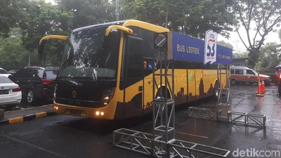UI Pamer Bus Listrik di Mal