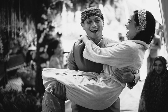 Tawa bahagia Mesty Ariotedjo saat digendong sang ayah, Arie Ariotedjo. Foto: Instagram/mestyariotedjo