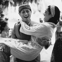 Tawa bahagia Mesty Ariotedjo saat digendong sang ayah, Arie Ariotedjo. Foto: Instagram/mestyariotedjo